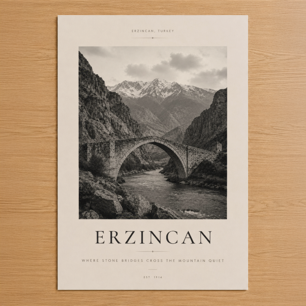 Erzincan'ın ikonik taş köprüsü ve karlı dağlarını gösteren minimalist siyah-beyaz poster, şık tipografiyle.