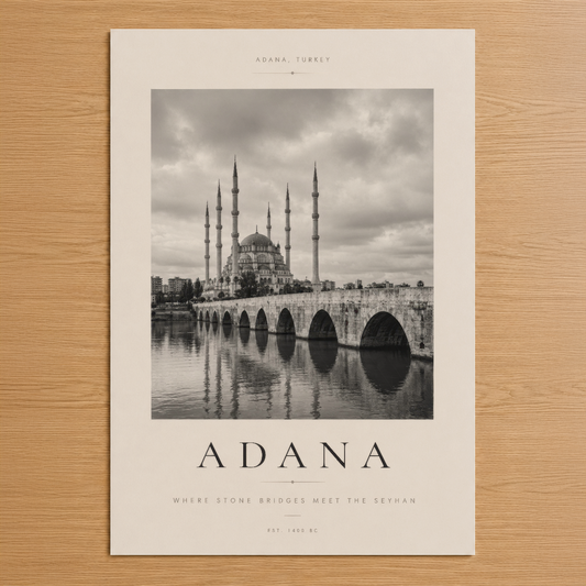 Adana'nın ikonik Sabancı Camii ve taş köprüsünü siyah beyaz fotoğrafik üslupla gösteren zarif poster.