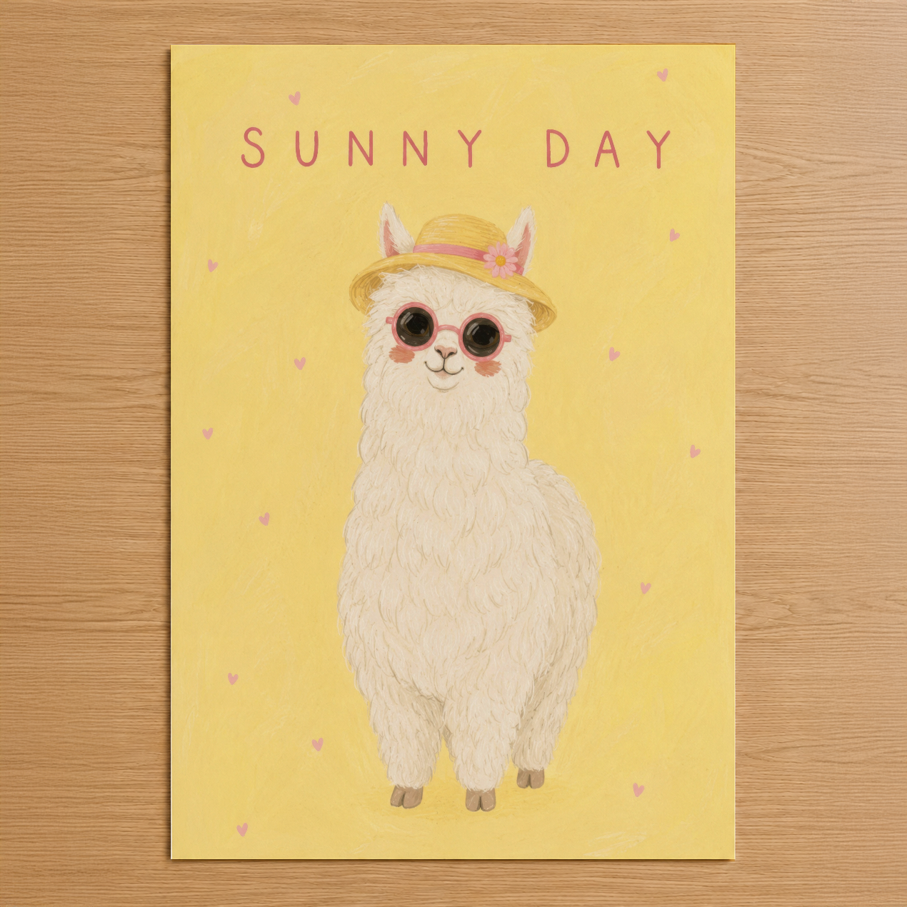 Sarı zemin üzerinde gözlük ve şapka takan sevimli beyaz alpaka figürü, pembe kalpler arasında neşeli Sunny Day yazısı.