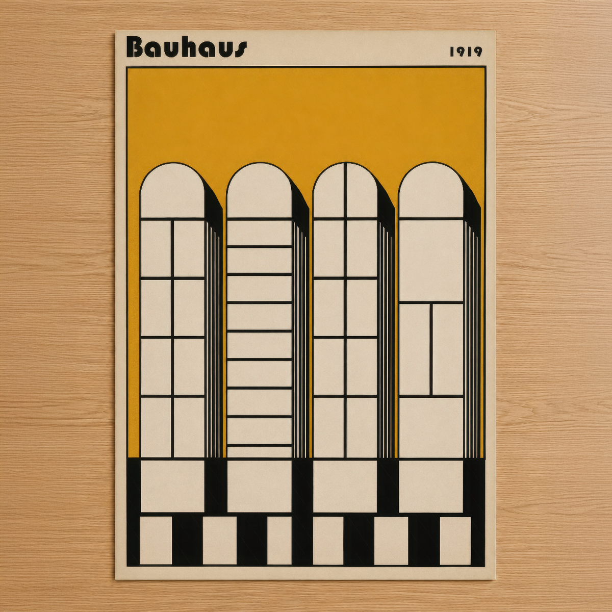 1919 Bauhaus mimarı pencereleri tema alan, sarı arka fonda siyah çizgili dört kemeri olan geometrik tasarım tablosu.