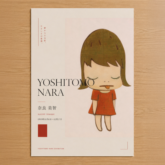 Yoshitomo Nara sergisi afişi, kırmızı elbiseli karakterin sakin portresi ve Japon tipografi detayları ile minimalist tasarım