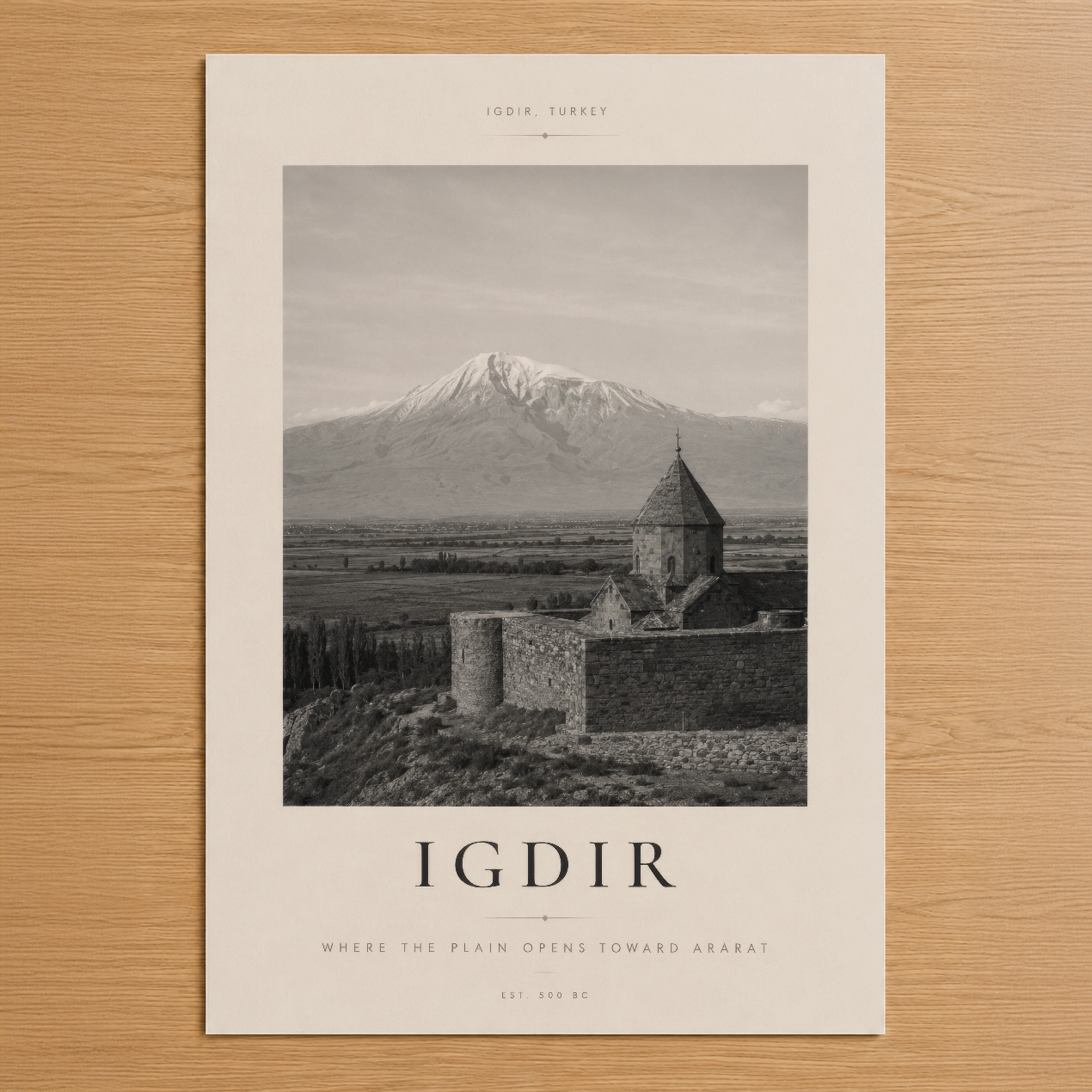 İğdır'ı çevreleyen Ararat Dağı'nın hüzünlü güzelliğini siyah beyaz sanat posterinde keşfedin.