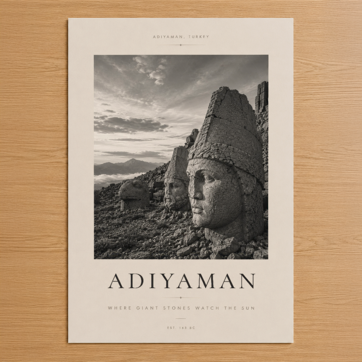 Adiyaman tapınak heykelleri siyah beyaz poster, antik taş başkafa ve dramatik gökyüzü sahnesi.