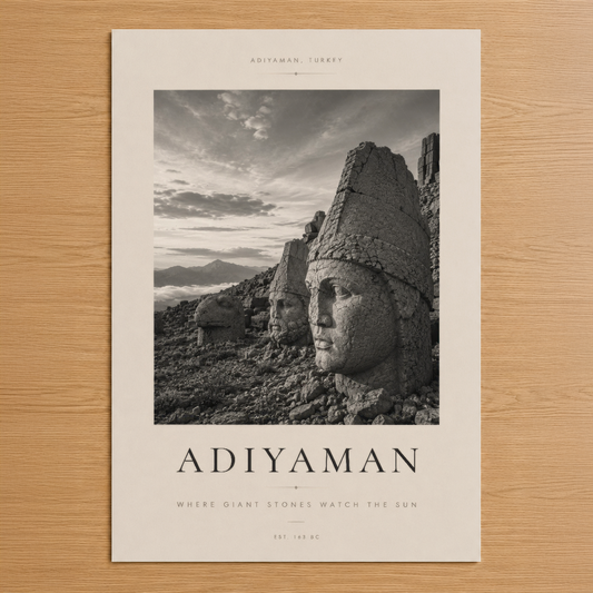 Adiyaman tapınak heykelleri siyah beyaz poster, antik taş başkafa ve dramatik gökyüzü sahnesi.