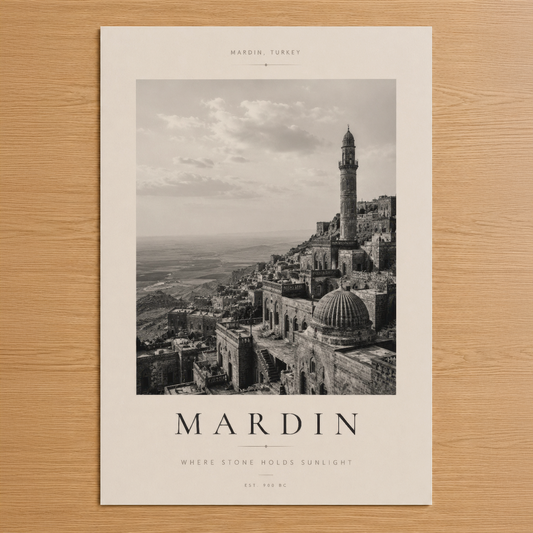 Mardin'in tarihi mimarisini siyah-beyaz sanatsal üslupla sunan poster, taş yapılarına sunlight sloganı eşlik ediyor.