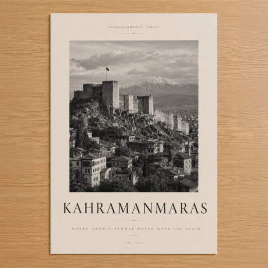 Kahramanmaraş kalesi ve şehrin tarihi görünümünü siyah-beyaz fotoğrafla sunan minimalist tasarım poster.
