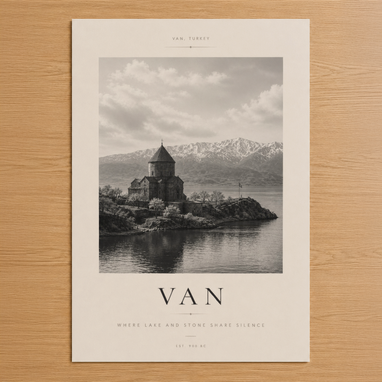 Van, Türkiye poster tablosu. Akhnkadar kilisenin göl ve dağ manzarası siyah beyaz atmosferik tasarımda.