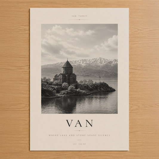 Van, Türkiye poster tablosu. Akhnkadar kilisenin göl ve dağ manzarası siyah beyaz atmosferik tasarımda.
