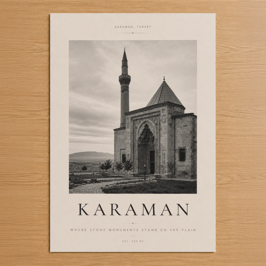 Karaman, Türkiye'nin tarihi mimarisini siyah-beyaz fotoğraf stilinde gösteren minimalist tasarım poster.