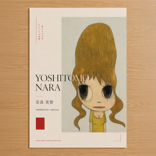 Yoshitomo Nara sergisi posteri, sarı saçlı anime kız portresi ve Japon tipografisi içeren minimalist sanat baskısı.