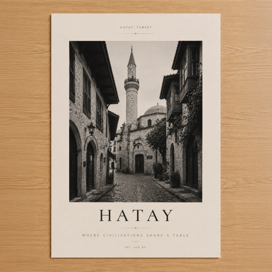Hatay'ın tarihi sokaklarını gösteren siyah beyaz poster, minare ve klasik mimarisiyle nostaljik bir seyahat sahnesi.