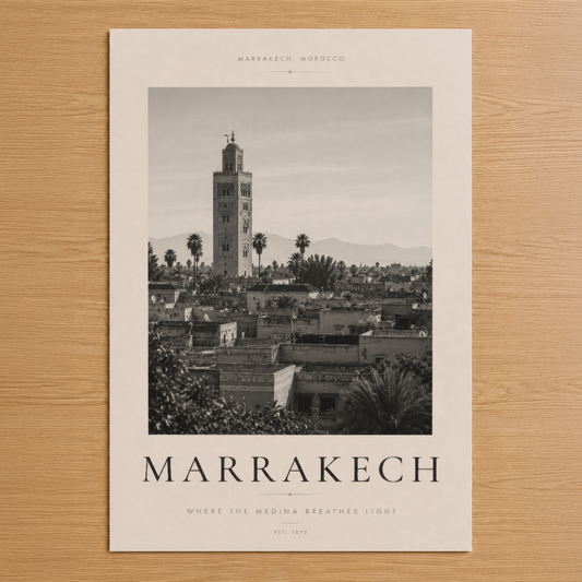 Marrakech minimalist sanat tablosu, ikonik Koutoubia Camii minaresi ve palmiyelerle şehir manzarası sergiyor.