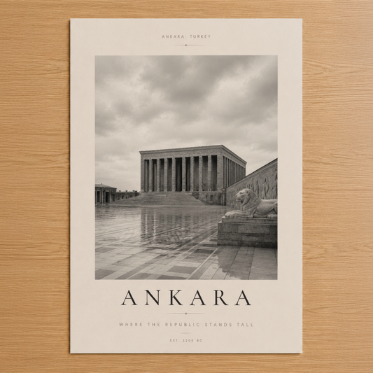 Ankara'nın ikonik Anıtkabir'ini siyah-beyaz mimarisinde sergileyen şık poster, cumhuriyet değerlerini vurgulayan tasarım.