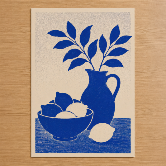 Kobalt mavi çiçekli vazo ve meyve kasesi motifli, minimalist sanat baskısı.