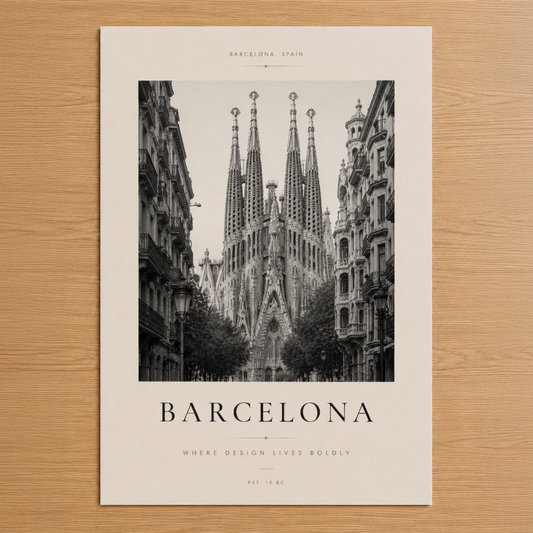 Sagrada Familia'nın ikonik mimarisini siyah-beyaz fotoğrafik stilinde gösteren Barcelona temalı minimalist poster.