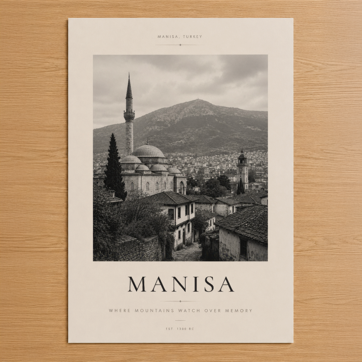Manisa, Türkiye'nin tarihi mimarisini siyah-beyaz fotoğrafik tarzda yansıtan minimalist poster.