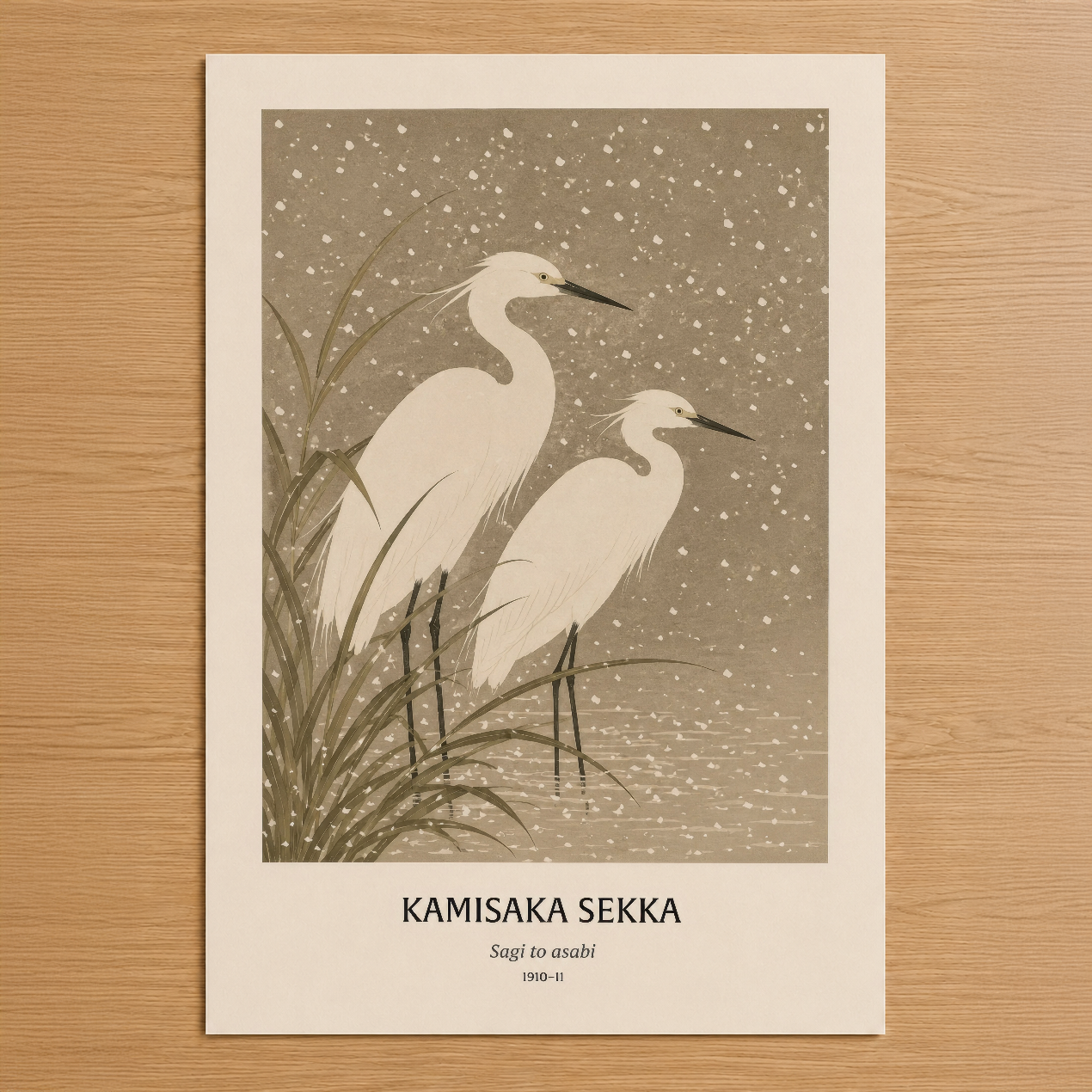 Kamisaka Sekka'nın iki beyaz balıkçıl kuşunu tasvir eden minimalist posterinde, sakin doğa temasıyla Japon sanat geleneğini