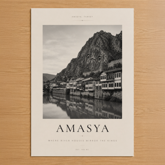 Amasya'nın ırmak kenarındaki tarihî evlerinin yansıdığı siyah beyaz poster, minimalist tasarımla.