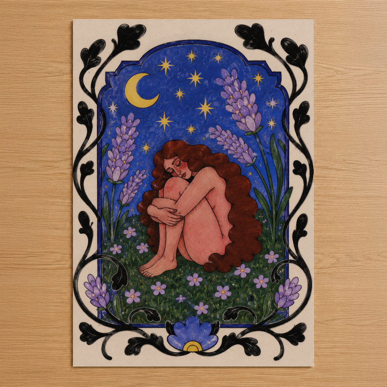 Gece bahçesinde meditasyon yapan kadın figürü, ay ve yıldızlarla dolu mavi gökyüzü, lila çiçekler ve siyah dekoratif çerçeve
