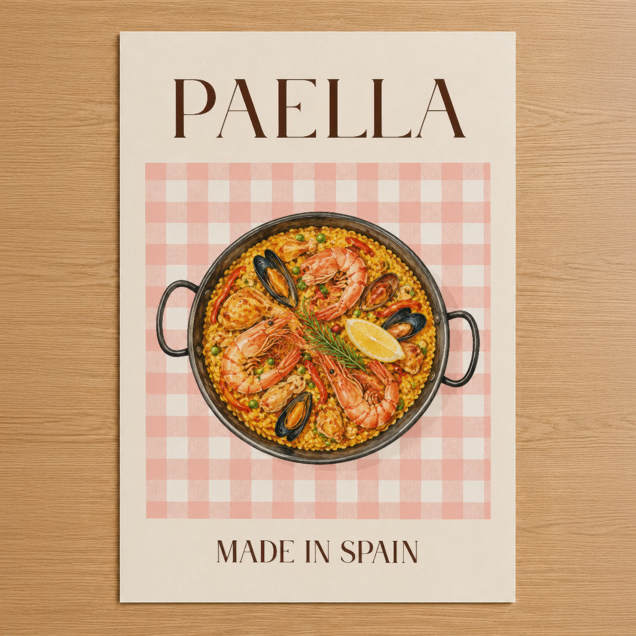 İspanya'nın efsanevi yemeği paella, pembe kareli fonun üzerinde canlı renklerle sunulan şık duvar tablosu.