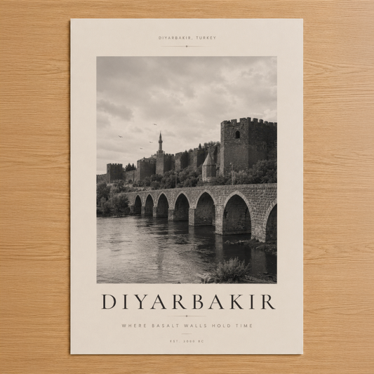 Diyarbakır'ın tarihi Dicle Köprüsü ve kale duvarlarının siyah beyaz çekimi, nostalji ve mimari güzellik taşıyan poster.
