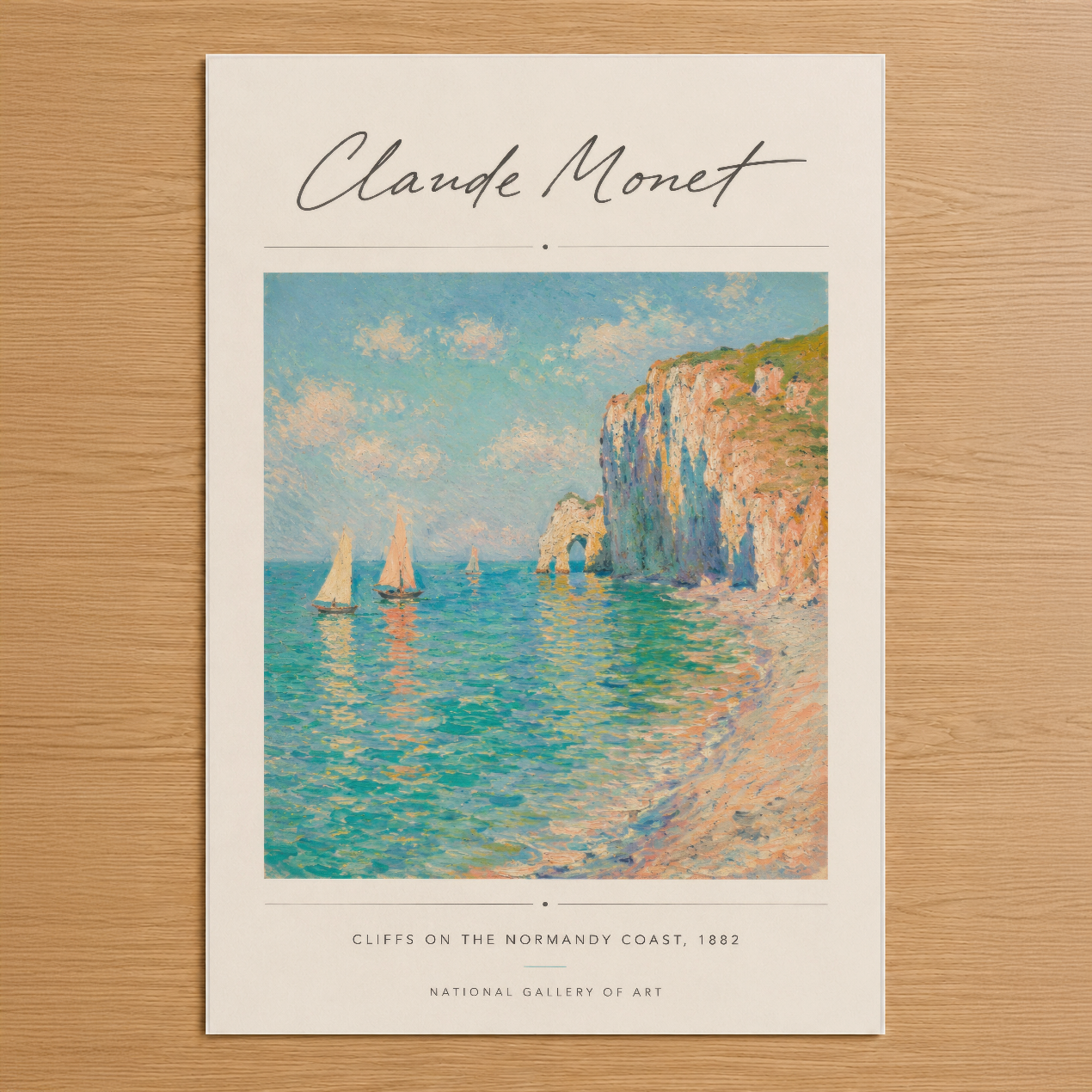 Monet'in ikonik Normandiya sahil tablosu, turkuaz deniz ve kayalık ufuklarla ışıl ışıl.
