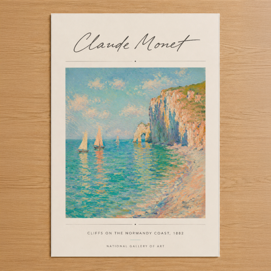 Monet'in ikonik Normandiya sahil tablosu, turkuaz deniz ve kayalık ufuklarla ışıl ışıl.