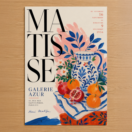 Matisse sergisi afişi tasarımı, canlı mavi çiçekli vazo ve portakal motifleriyle sanat deco stilinde.