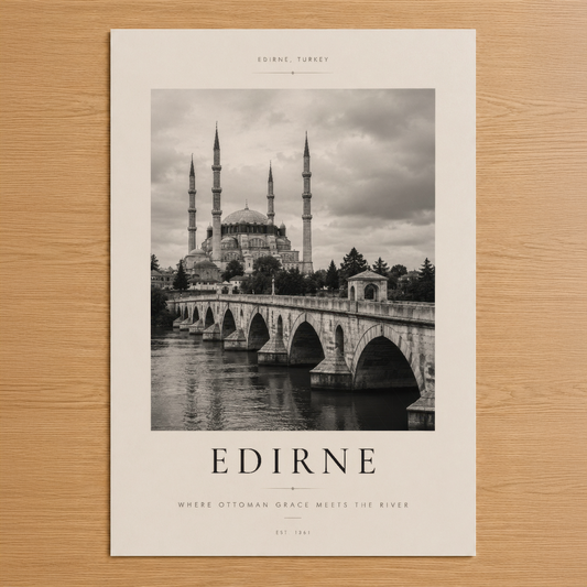 Edirne Selimiye Camii ve taş köprüyü siyah beyaz fotoğrafik stilinde gösteren minimalist poster tasarım.