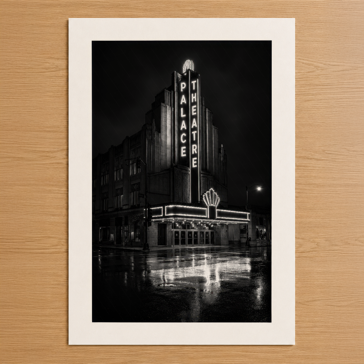 Siyah beyaz sanat baskı: gece aydınlatmasıyla parlayan Palace Theatre binası, retro sinema mimarisiyle dolu atmosferik şehir
