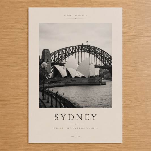 Sydney Opera House ve Harbour Bridge'in ikonik siyah beyaz fotoğrafı, minimalist tasarımla bezenmiş poster tablosu.