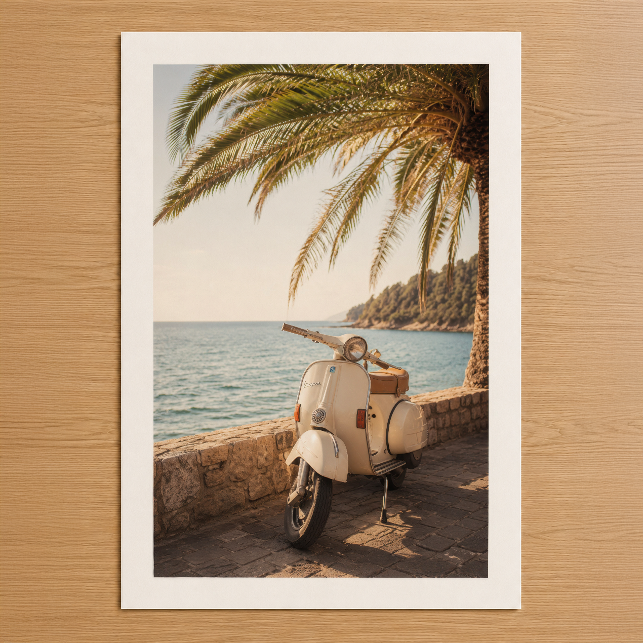 Retro Vespa'nın deniz manzarası altında palmiye ağaçlarının gölgesinde durduğu nostaljik sahne