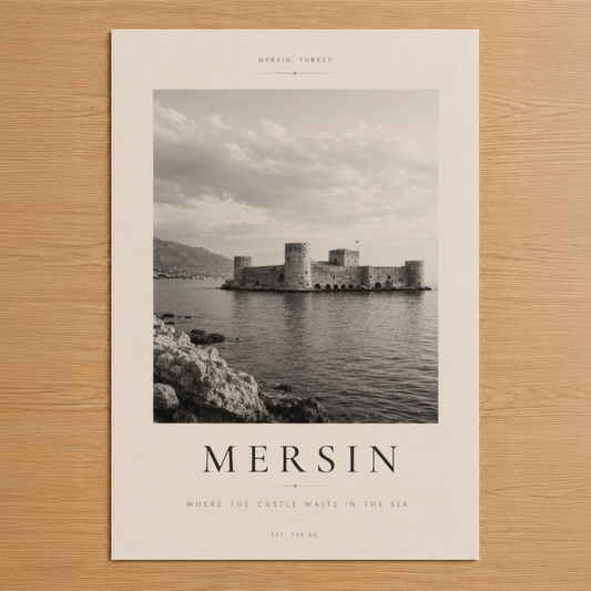 Mersin Kalesi'nin denizde yükselen tarihi silüeti siyah beyaz fotoğrafik poster, minimalist tasarım.