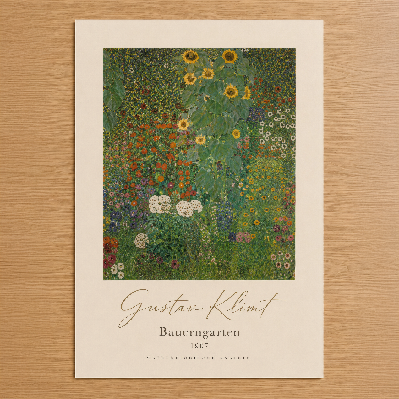 Gustav Klimt'in 1907 tarihli Bauerngarten tablosu, canlı çiçek bahçesini detaylı sanat stiliyle sunan dekoratif poster.