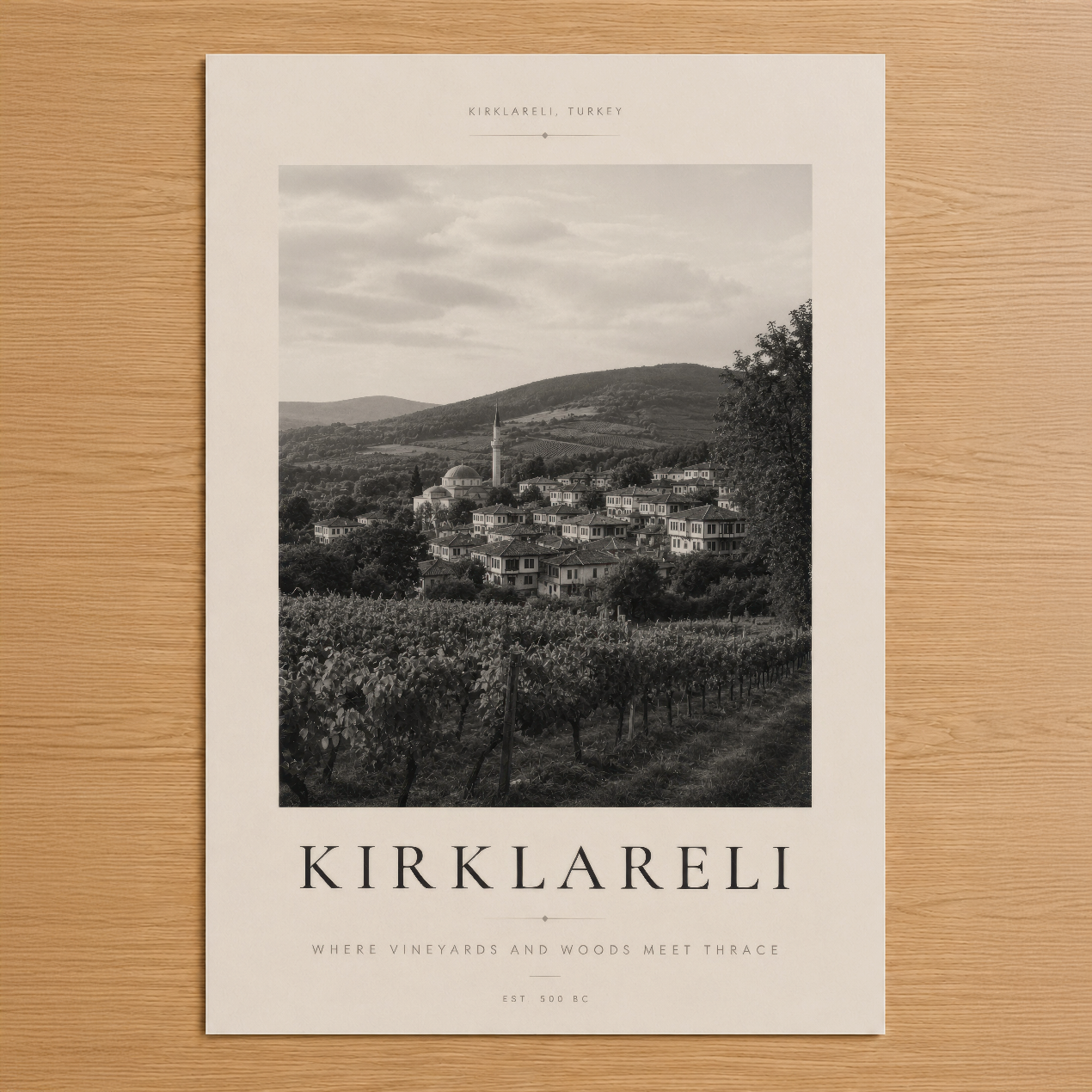 Kırklareli'nin tarihi köyünün siyah beyaz posterli tasarımı, bağ ve orman manzarası ile nostaljik bir ambiyans yaratıyor.