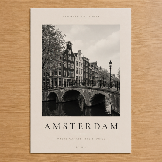 Amsterdam kanallarının ikonik taş köprüsü ve mimarisini siyah beyaz sanat tablosu olarak sunan zarif poster.