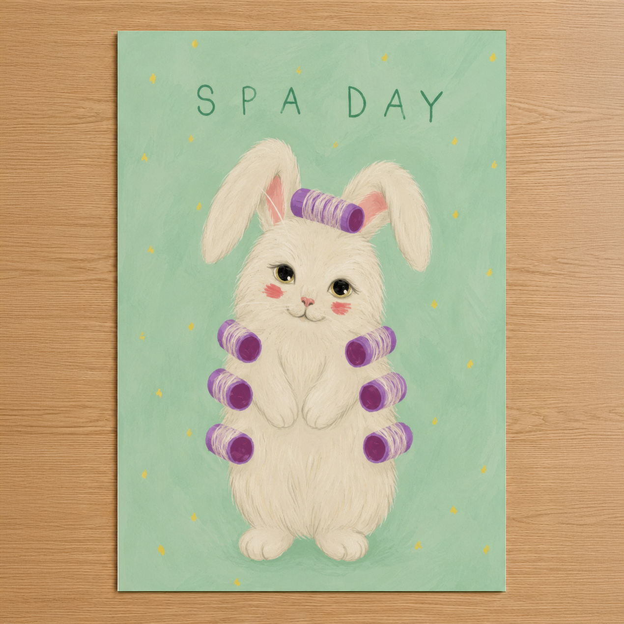 Spa Day temalı sevimli beyaz tavşan posteri, mor saç maşası detayları ve sarı puanlarla mint yeşil arka planda.