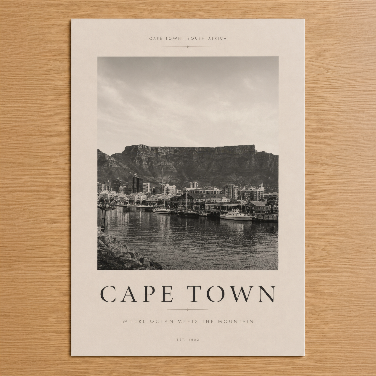 Cape Town'un ikonik Table Mountain ve limanını siyah beyaz fotoğrafla gösteren, minimalist tasarımlı duvar tablosu.