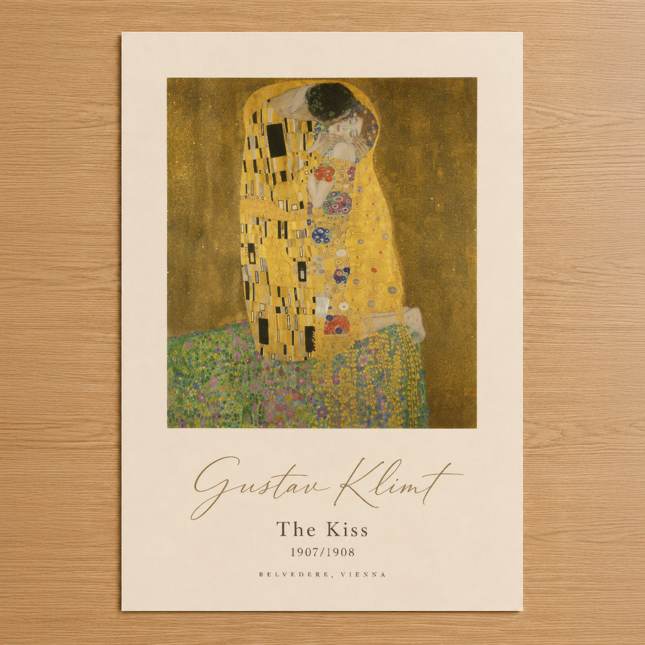 Gustav Klimt'in ikonik The Kiss tablosu, altın yapraklı sarı şalda buluşan iki figürü ve renkli çiçek motiflerini gösteren