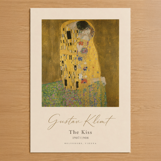 Gustav Klimt'in ikonik The Kiss tablosu, altın yapraklı sarı şalda buluşan iki figürü ve renkli çiçek motiflerini gösteren