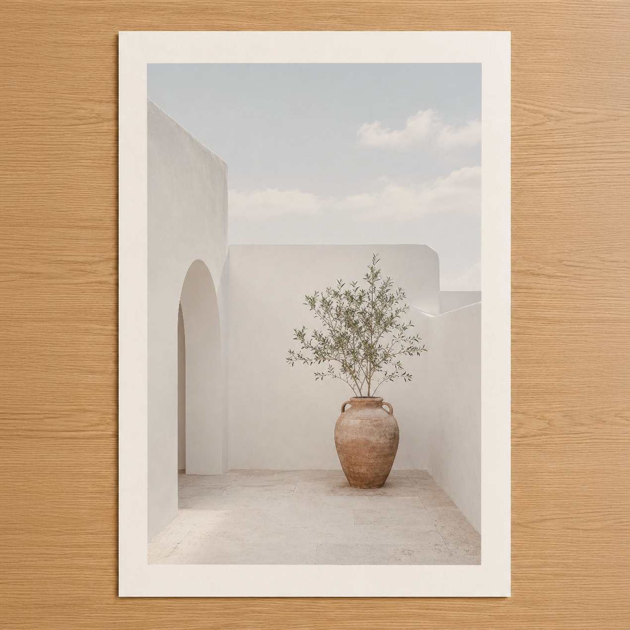 Minimalist tasarımlı poster, sade beyaz mimaride toprak renginde vazo içinde zeytin ağacı barındırıyor.