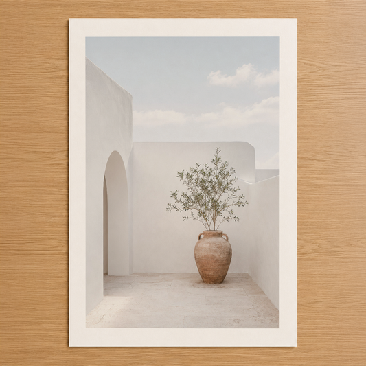 Minimalist tasarımlı poster, sade beyaz mimaride toprak renginde vazo içinde zeytin ağacı barındırıyor.