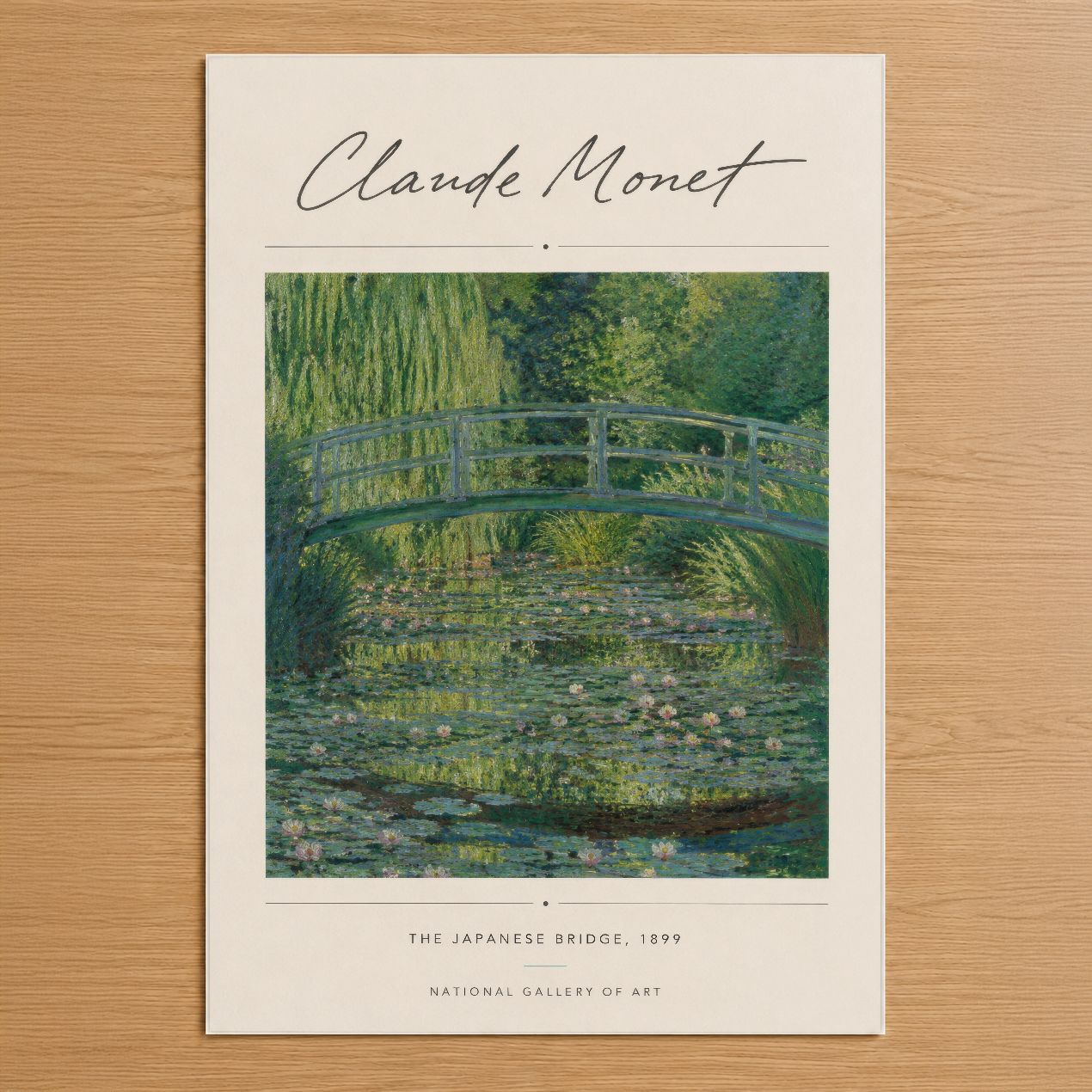 Monet'nin ikonik Japon Köprüsü tablosu, sakin su ve yeşil bitkilerin yer aldığı sanat baskısı.
