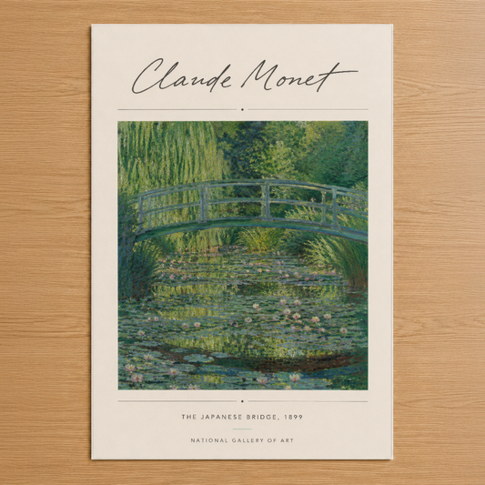 Monet'nin ikonik Japon Köprüsü tablosu, sakin su ve yeşil bitkilerin yer aldığı sanat baskısı.