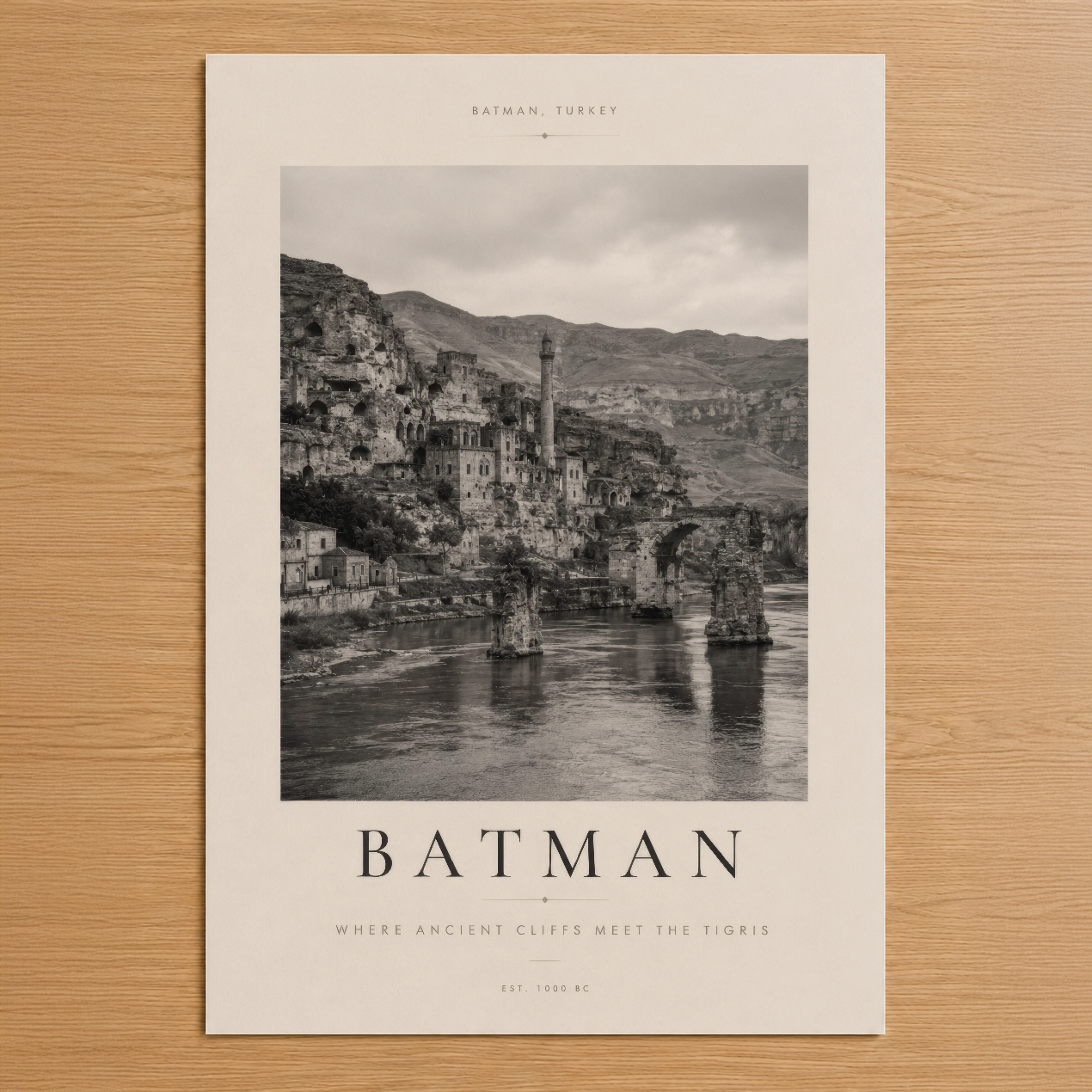Batman, Türkiye siyah beyaz poster, Tigris Nehri'nin üzerinde antik kayalık şehir manzarası