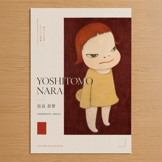 Yoshitomo Nara'nın ikonik sergisi posteri, kırmızı saçlı çocuk figürü ve retro sanat sergisi tasarımı içeriyor.