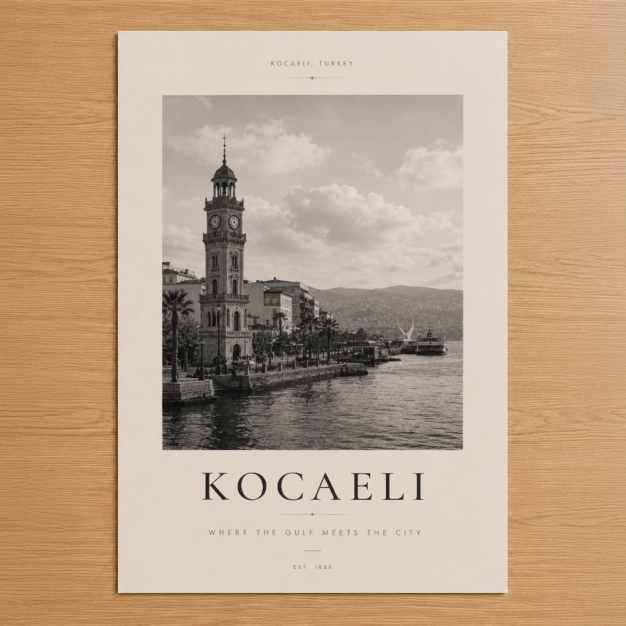 Kocaeli'nin ikonik saat kulesi ve körfez manzarası, minimalist tasarımla sunulan siyah beyaz poster.