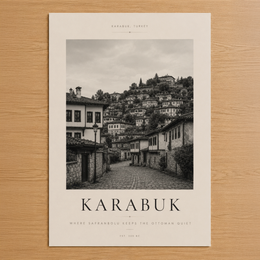Karabük, Türkiye tabelası ile siyah beyaz mimari poster, taşlı sokak ve osmanlı evlerini gösteren nostaljik kentsel tablosu.