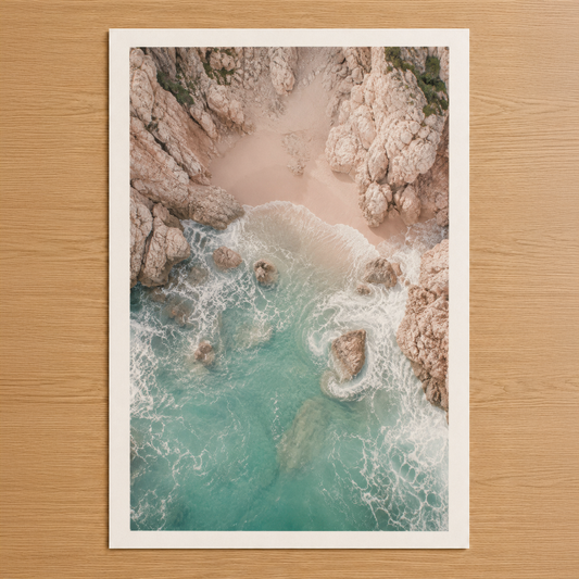 Hava çekimi deniz manzarası tablosu, turkuaz dalgaları ve kayalık sahil öğeleri içeren doğa sanat prints.