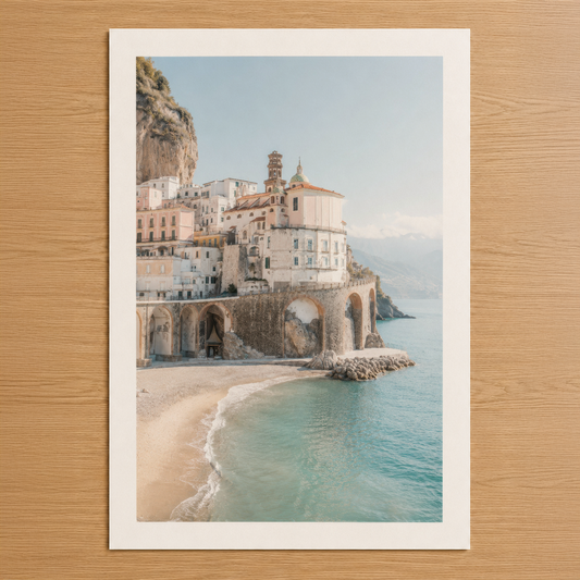İtalyan Amalfi kıyısındaki tarihi sahil kasabası, pastel tonlarında mimari ve turkuaz deniz manzarası.